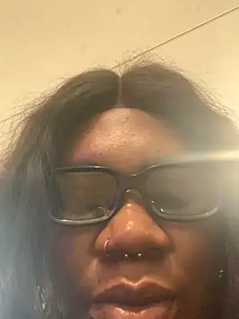 Snapshot of bonbonaumiel chatting on 01.05.25 bonbonaumiel online show from 01.05.25