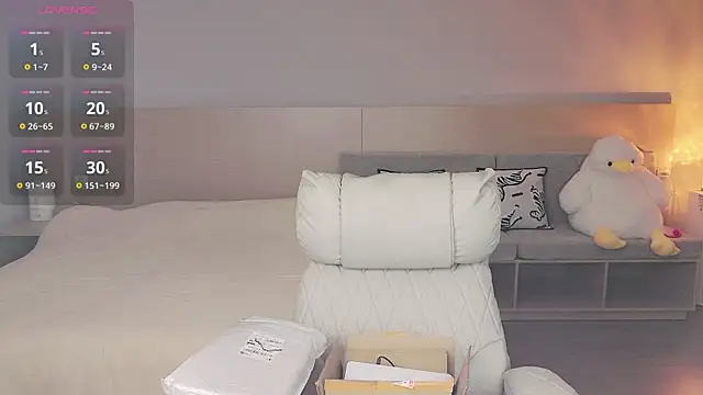 Snapshot of Lucky-baby chatting on 10.13.25 Lucky-baby online show from 10.13.25