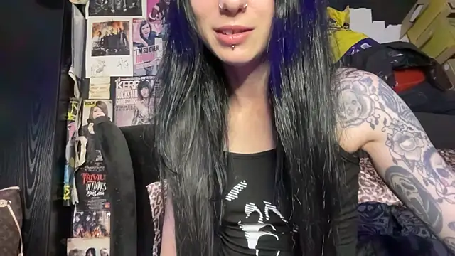 Snapshot of MissMidnightUK chatting on 09.18.25 MissMidnightUK online show from 09.18.25