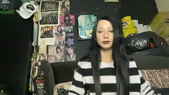 Snapshot of MissMidnightUK chatting on 10.21.25 MissMidnightUK online show from 10.21.25