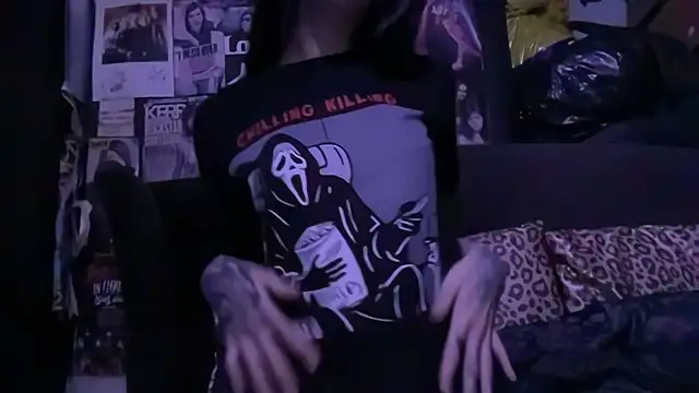 Snapshot of MissMidnightUK chatting on 10.30.25 MissMidnightUK online show from 10.30.25