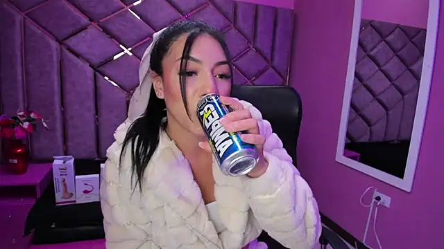 Snapshot of Poly_Sasha_ chatting on 10.03.25 Poly Sasha online show from 10.03.25