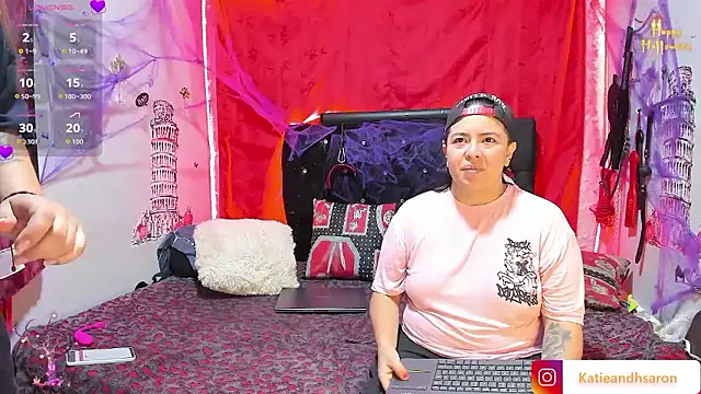 Snapshot of katieeandsharonn chatting on 10.20.25 katieeandsharonn online show from 10.20.25