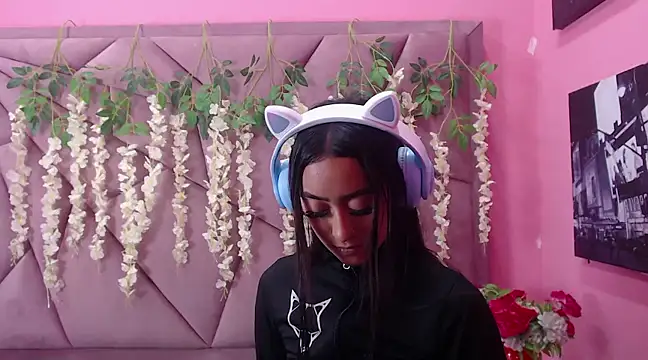 Snapshot of Miaa_Thopmson chatting on 02.19.25 Miaa Thopmson online show from 02.19.25