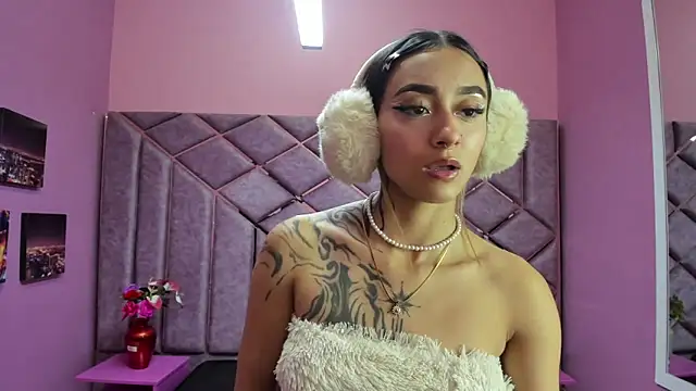 Snapshot of Miaa_Thopmson chatting on 10.03.25 Miaa Thopmson online show from 10.03.25