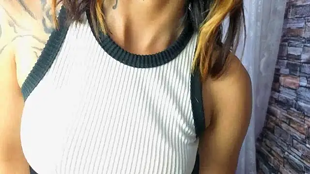 Snapshot of Miaa_Thopmson chatting on 11.08.25 Miaa Thopmson online show from 11.08.25