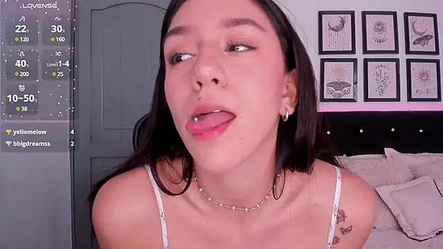 Snapshot of moonlygirl1 chatting on 01.12.25 moonlygirl1 online show from 01.12.25