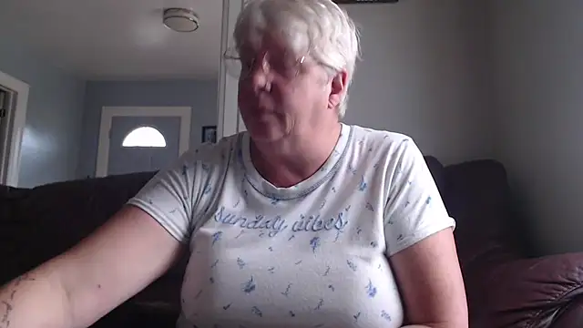 Snapshot of canadiancougar1965 chatting on 10.17.25 canadiancougar1965 online show from 10.17.25