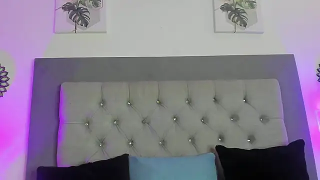 crystal Frost online show from 03.09.25