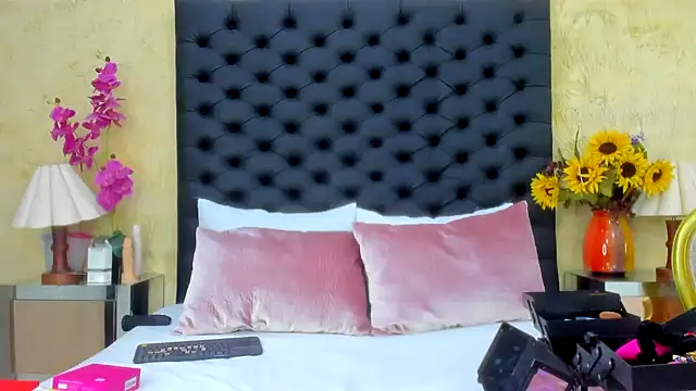 NahomiWhitel online show from 10.09.25