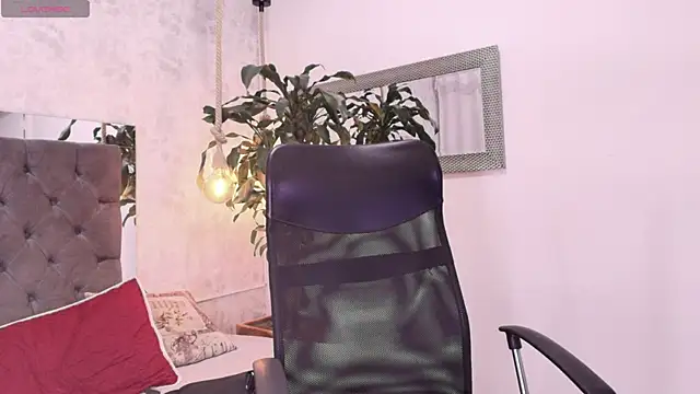Snapshot of maddy_cooper_ chatting on 12.29.24 maddy cooper online show from 12.29.24