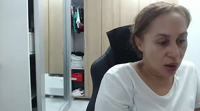 RoxanaLove9 online show from 12.20.24
