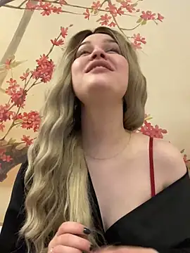 Snapshot of KikiWatson chatting on 12.11.24 KikiWatson online show from 12.11.24