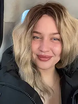 Snapshot of KikiWatson chatting on 12.20.24 KikiWatson online show from 12.20.24