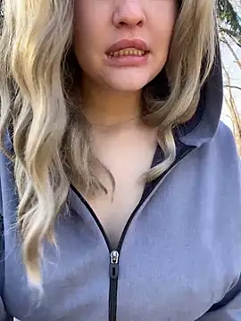 Snapshot of KikiWatson chatting on 12.20.24 KikiWatson online show from 12.20.24