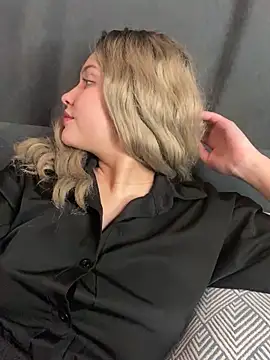 Snapshot of KikiWatson chatting on 12.29.24 KikiWatson online show from 12.29.24