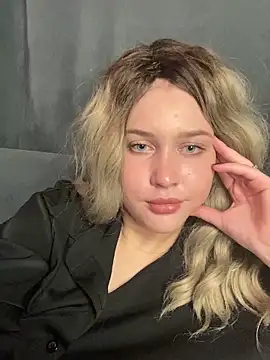 Snapshot of KikiWatson chatting on 12.29.24 KikiWatson online show from 12.29.24