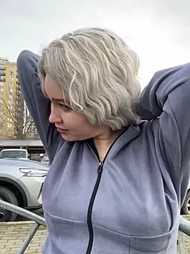 Snapshot of KikiWatson chatting on 01.08.25 KikiWatson online show from 01.08.25