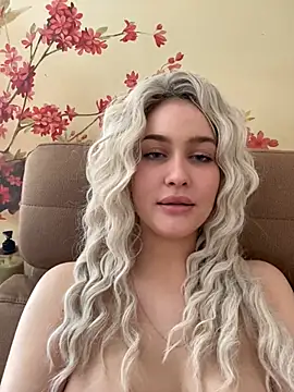 Snapshot of KikiWatson chatting on 01.09.25 KikiWatson online show from 01.09.25