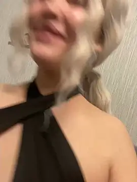 Snapshot of KikiWatson chatting on 01.12.25 KikiWatson online show from 01.12.25