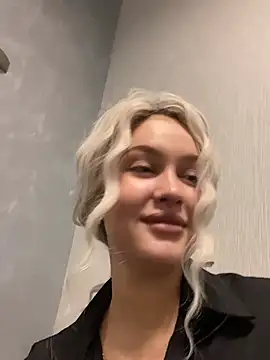 Snapshot of KikiWatson chatting on 01.15.25 KikiWatson online show from 01.15.25