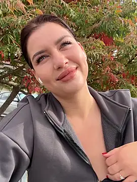 Snapshot of KikiWatson chatting on 09.28.25 KikiWatson online show from 09.28.25