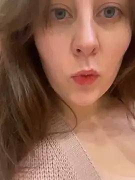 Snapshot of Topvi_ chatting on 12.18.24 Topvi  online show from 12.18.24