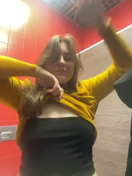 Snapshot of Topvi_ chatting on 01.08.25 Topvi  online show from 01.08.25