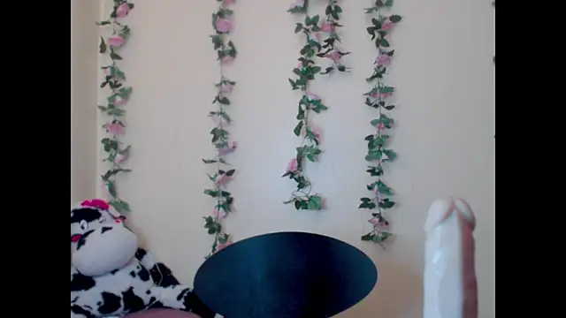 Snapshot of Saloome- chatting on 06.15.26 Saloome- online show from 06.15.26