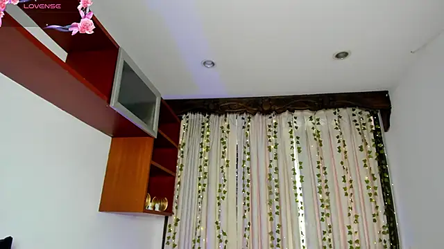 HannaRhodes online show from 11.18.25