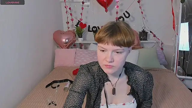 Snapshot of DreamyLuna chatting on 01.28.25 DreamyLuna online show from 01.28.25