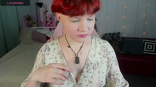 Snapshot of DreamyLuna chatting on 02.04.25 DreamyLuna online show from 02.04.25