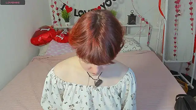 Snapshot of DreamyLuna chatting on 02.06.25 DreamyLuna online show from 02.06.25