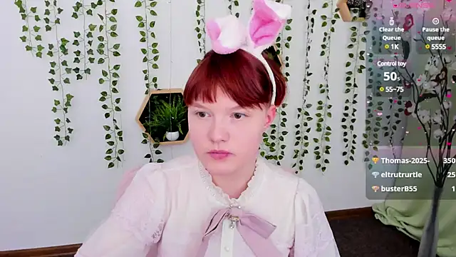Snapshot of DreamyLuna chatting on 03.21.25 DreamyLuna online show from 03.21.25