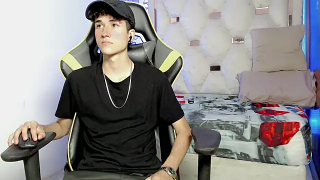 Snapshot of johnny_cagee chatting on 09.21.25 johnny cagee online show from 09.21.25