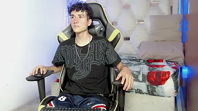 Snapshot of johnny_cagee chatting on 09.25.25 johnny cagee online show from 09.25.25