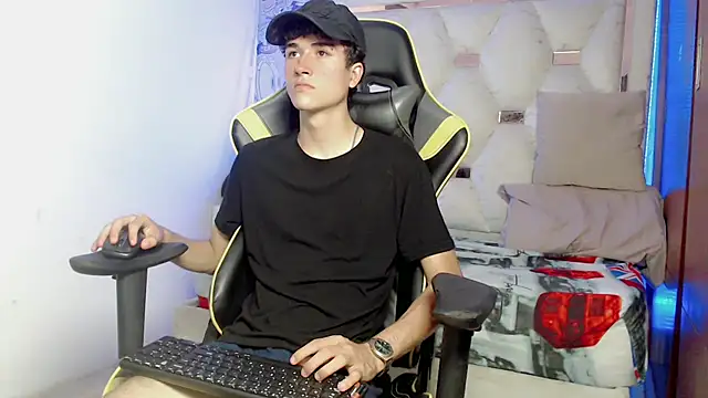 Snapshot of johnny_cagee chatting on 09.28.25 johnny cagee online show from 09.28.25