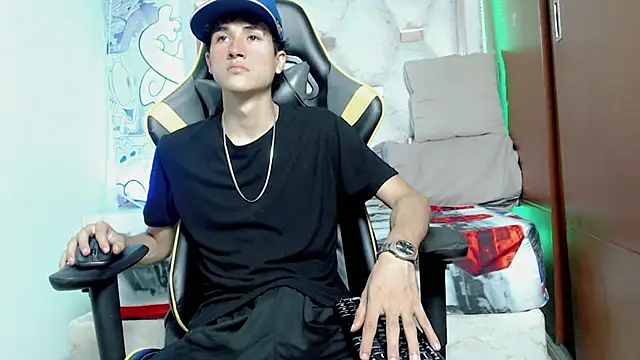 Snapshot of johnny_cagee chatting on 10.08.25 johnny cagee online show from 10.08.25