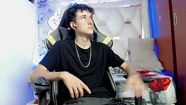 Snapshot of johnny_cagee chatting on 10.10.25 johnny cagee online show from 10.10.25