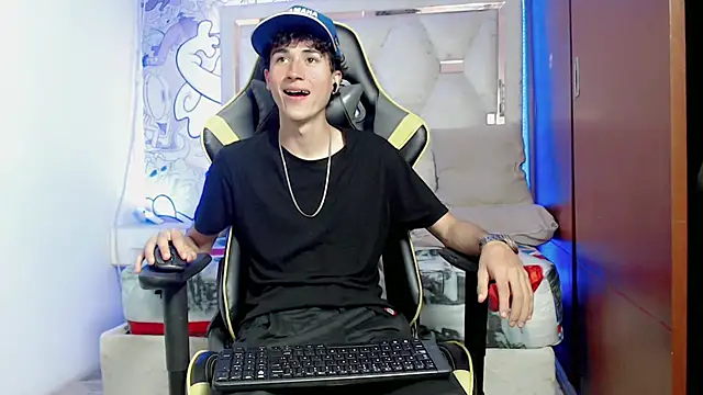 Snapshot of johnny_cagee chatting on 10.11.25 johnny cagee online show from 10.11.25