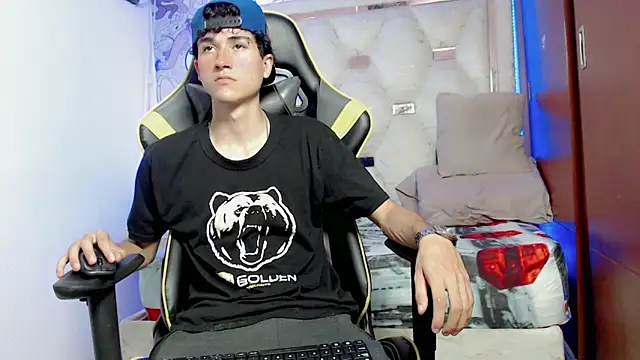 Snapshot of johnny_cagee chatting on 10.12.25 johnny cagee online show from 10.12.25