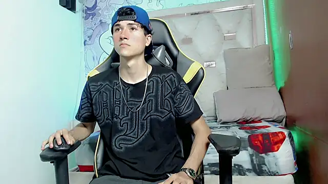 Snapshot of johnny_cagee chatting on 10.15.25 johnny cagee online show from 10.15.25