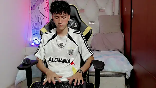 Snapshot of johnny_cagee chatting on 10.17.25 johnny cagee online show from 10.17.25