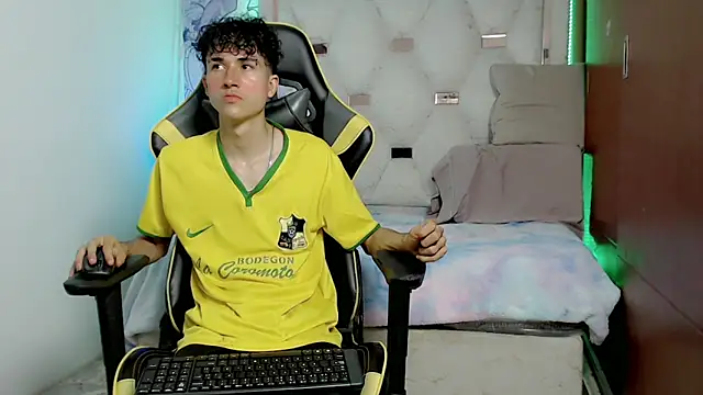 Snapshot of johnny_cagee chatting on 10.20.25 johnny cagee online show from 10.20.25