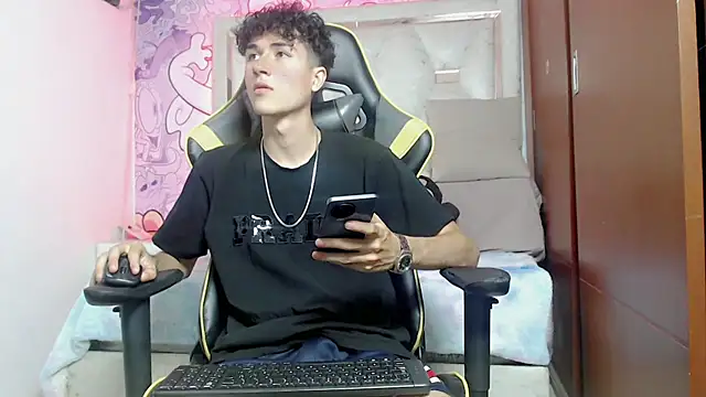 Snapshot of johnny_cagee chatting on 10.25.25 johnny cagee online show from 10.25.25