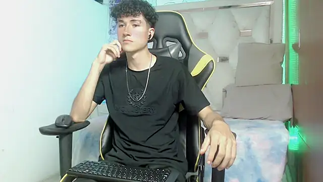 Snapshot of johnny_cagee chatting on 11.08.25 johnny cagee online show from 11.08.25