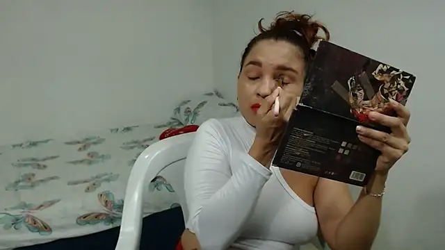 Snapshot of Agatha_browser chatting on 09.18.25 Agatha browser online show from 09.18.25