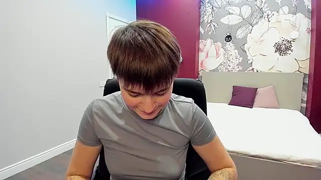 EmiliaYours online show from 10.10.25