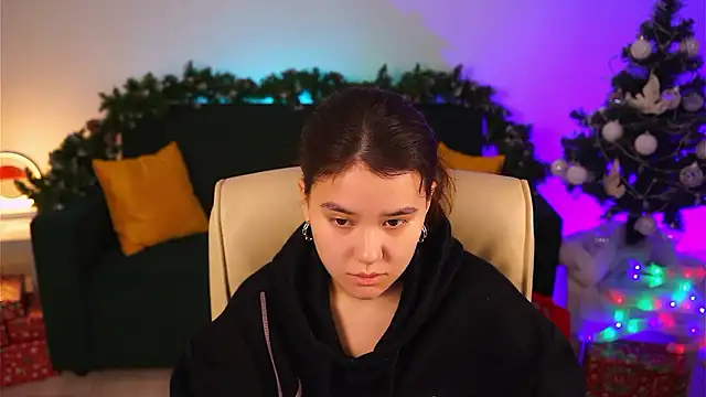 Snapshot of LeesaLee chatting on 12.05.24 LeesaLee online show from 12.05.24