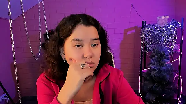 Snapshot of LeesaLee chatting on 12.07.24 LeesaLee online show from 12.07.24